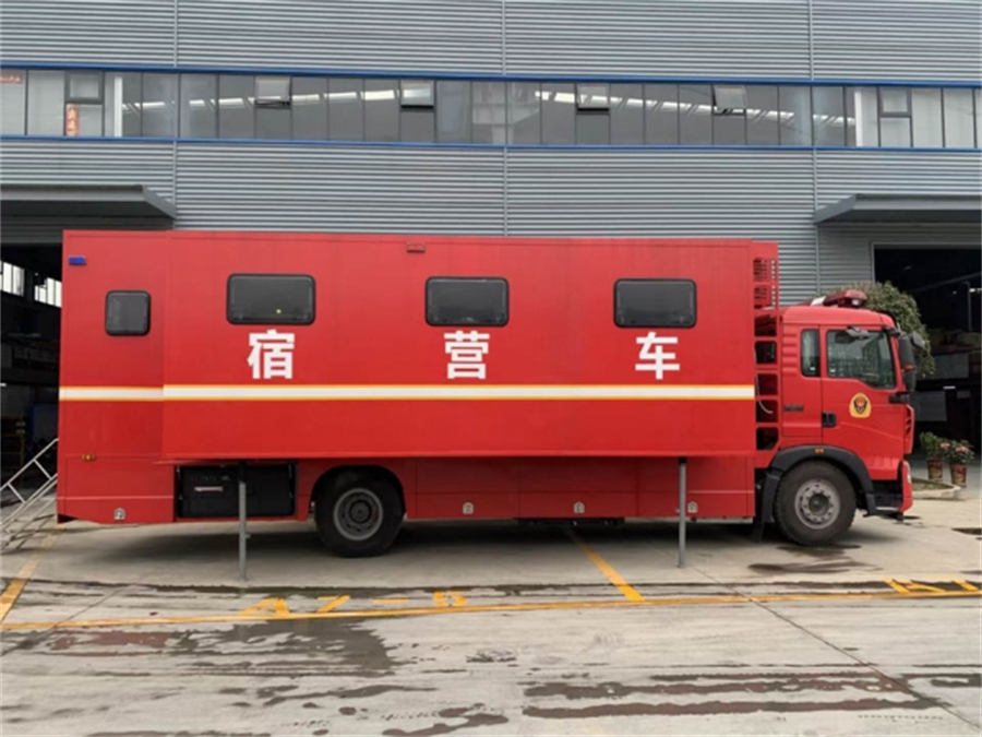 重汽豪沃28人双拓展宿营车