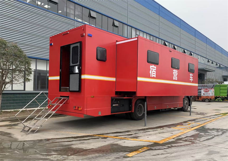 重汽豪沃28人双拓展宿营车