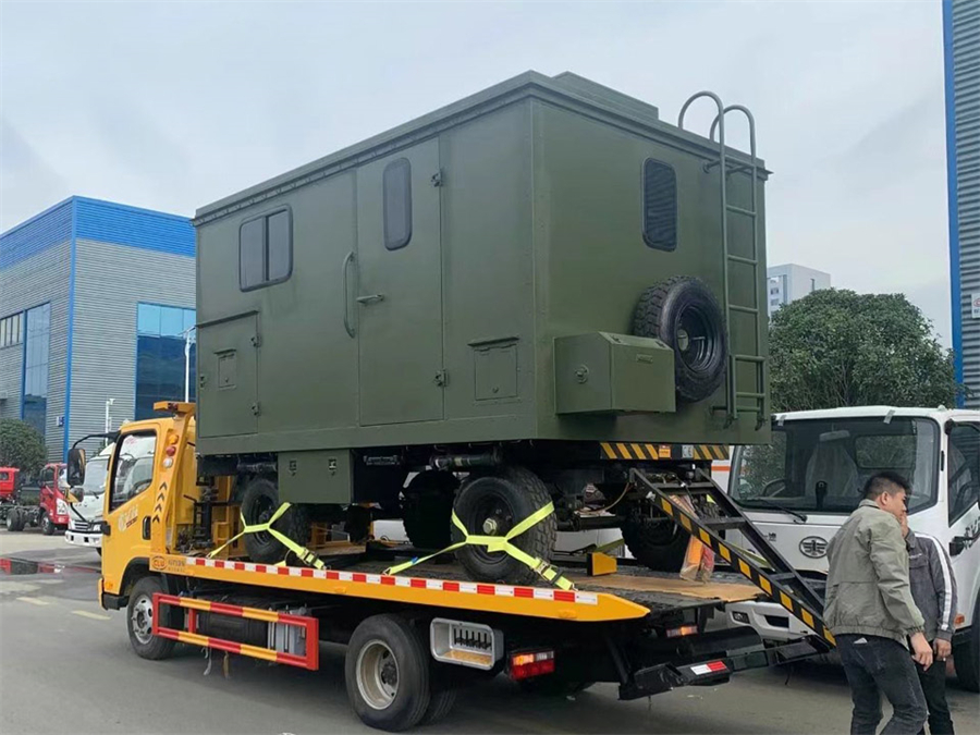 拖挂越野餐车