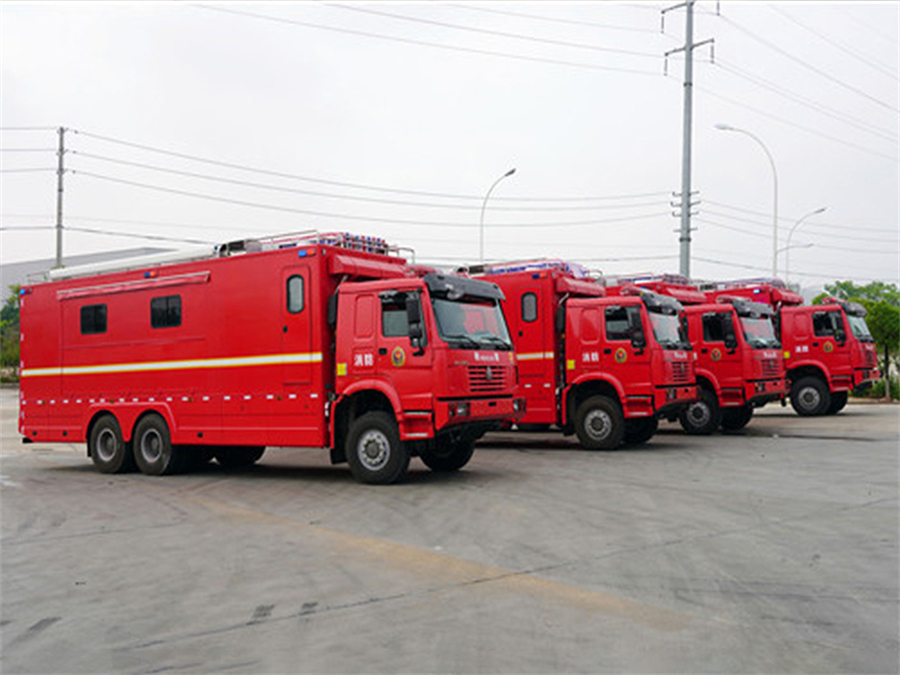 重汽汕德卡6x6越野炊事车