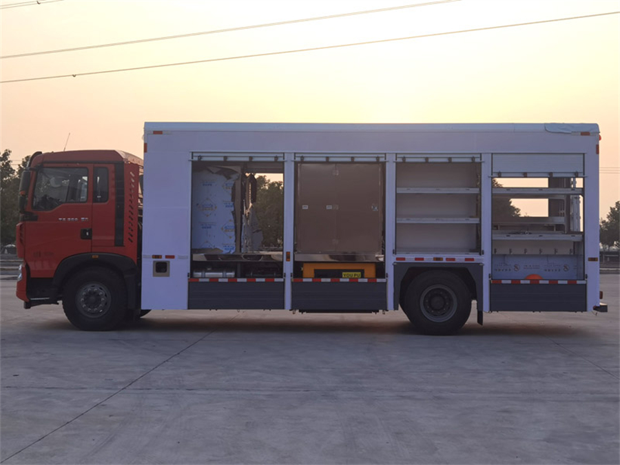 重汽豪沃净水车