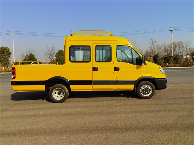 依维柯工程车（9座蓝牌）